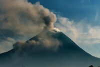Ilustrasi Gunung Merapi muntahkan awan panas guguran (APG). (Dok. Bnpb.go.id) 
