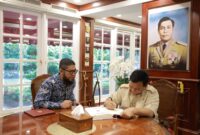 Menteri Pertahanan Prabowo Subianto bersama Podcaster konten bisnis Deryansha Azhary. (Dok. Tim Prabowo Subianto)