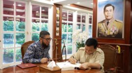 Menteri Pertahanan Prabowo Subianto bersama Podcaster konten bisnis Deryansha Azhary. (Dok. Tim Prabowo Subianto)