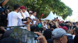 Menteri Pertahanan Prabowo Subianto melepas keberangkatan peserta jalan santai 'Anti Mager' yang digelar di Makassar, Minggu, 6 Agustus 2023. (Dok. Tim Media Prabowo Subainto)