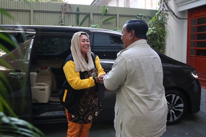 Ketua Umum Partai Gerindra Prabowo Subianto menyambut kehadiran putri almarhum Presiden keempat RI Abdurrahman Wahid atau Gus Dur, Yenny Wahid. (Dok. Tim Media Prabowo Subianto)
