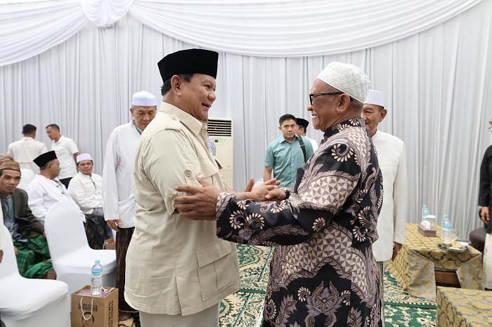 Calon presiden nomor urut 2, Prabowo Subianto bersilaturahmi dengan 68 kiai di Pondok Pesantren Langitan, Tuban, Jawa Timur. (Dok. TKN Prabowo Gibran)