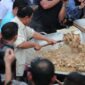 Capres dari Koalisi Indonesia Maju (KIM) Prabowo Subianto,memenuhi undangan acara 'Masak Besar: Bobon Santosa dan Kopra (Konco Prabowo)' di Cilincing, Jakarta Utara. (Dok. Tim Media Prabowo-Gibran)

