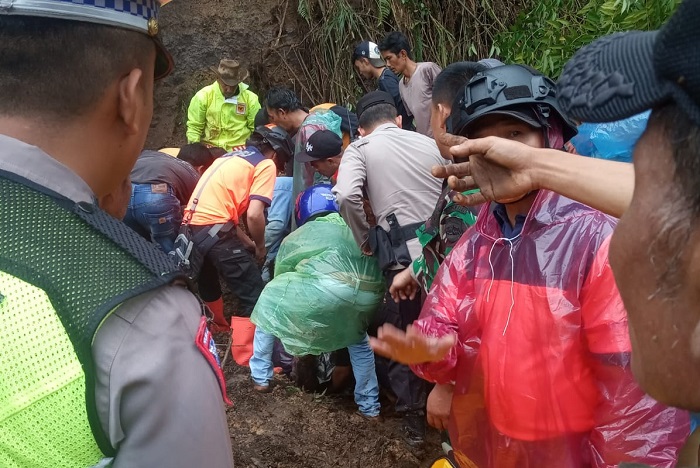 Seorang pemotor meninggal dunia akibat tertimpa longsor di Koto Laweh, Nagari Tanjung Alam, Kecamatan Tanjung Baru, Kabupaten Tanah Datar, Sumatra Barat. (Dok. BPBD Kabupaten Tanah Datar)