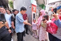 Cawapres nomor urut 2 Gibran Rakabuming Raka blusukan ke gang-gang di Kelurahan Warakas, Jakarta Utara. (Dok. TKN Prabowo - Gibran)

