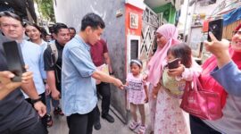 Cawapres nomor urut 2 Gibran Rakabuming Raka blusukan ke gang-gang di Kelurahan Warakas, Jakarta Utara. (Dok. TKN Prabowo - Gibran)

