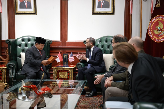 Menteri Pertahanan Republik Indonesia (Menhan RI), Prabowo Subianto menerima kunjungan kehormatan dari Duta Besar (Dubes) Amerika Serikat Untuk ASEAN, H.E. Mr. Yohannes Abrahama. (Dok. Tim Media Prabowo)

