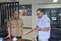 Ketua Umum Persatuan Layangan Aduan Seluruh Indonesia H. Essa Muhammad bersama Ketua Umum KONI Pusat Marciano Norman secara resmi menandatangani Nota Kesepahaman. (Dok. Perlasi)