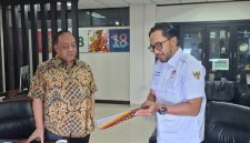 Ketua Umum Persatuan Layangan Aduan Seluruh Indonesia H. Essa Muhammad bersama Ketua Umum KONI Pusat Marciano Norman secara resmi menandatangani Nota Kesepahaman. (Dok. Perlasi)