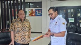 Ketua Umum Persatuan Layangan Aduan Seluruh Indonesia H. Essa Muhammad bersama Ketua Umum KONI Pusat Marciano Norman secara resmi menandatangani Nota Kesepahaman. (Dok. Perlasi)
