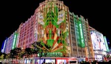 Pusat Perbelanjaan Ikonik di Nanjing Road, No.1 Shopping Center, Hadirkan Pertunjukan Cahaya